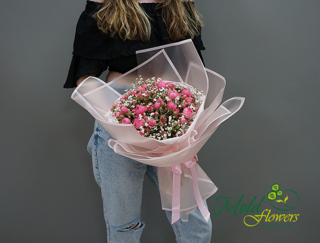 Букет из кустовых розовых роз и гипсофилы Фото